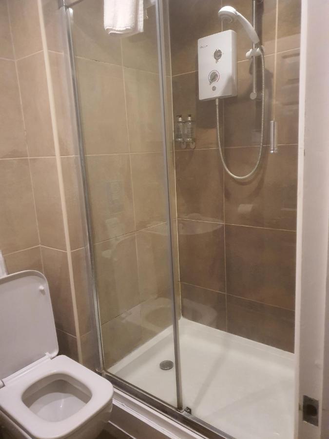 The Swan @ Stoford Hotel Exterior photo A shower cubicle