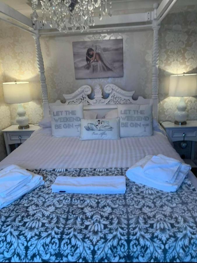 The Swan @ Stoford Hotel Exterior photo The wedding bed