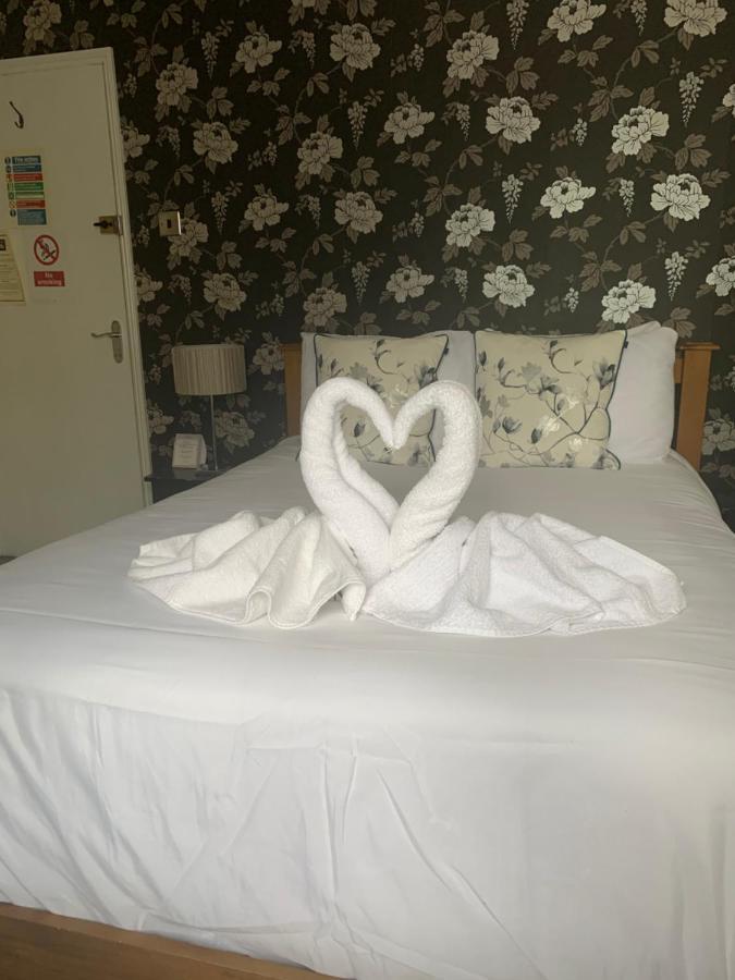 The Swan @ Stoford Hotel Exterior photo A towel swan