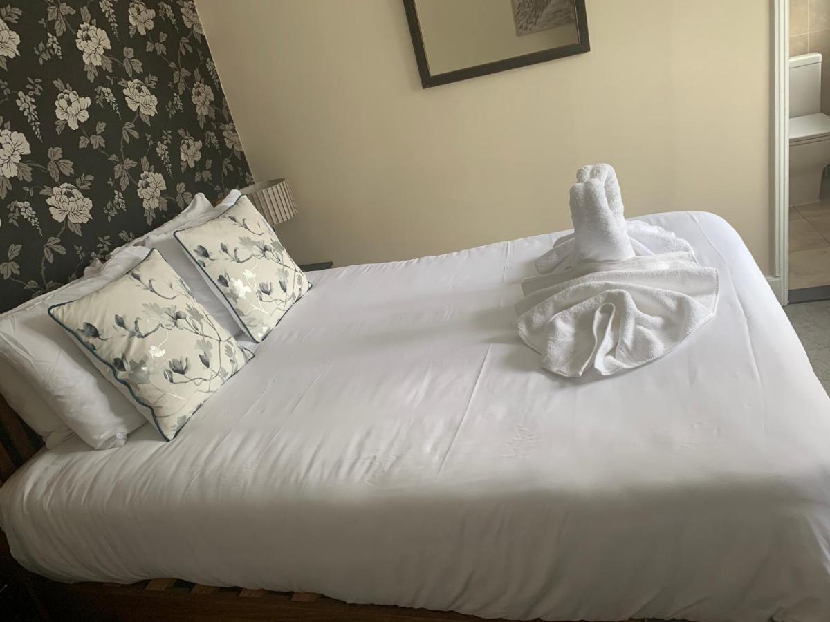 The Swan @ Stoford Hotel Exterior photo A bed with a duvet