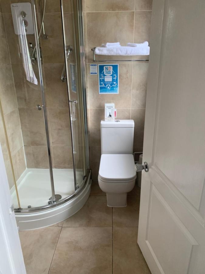The Swan @ Stoford Hotel Exterior photo A shower cubicle